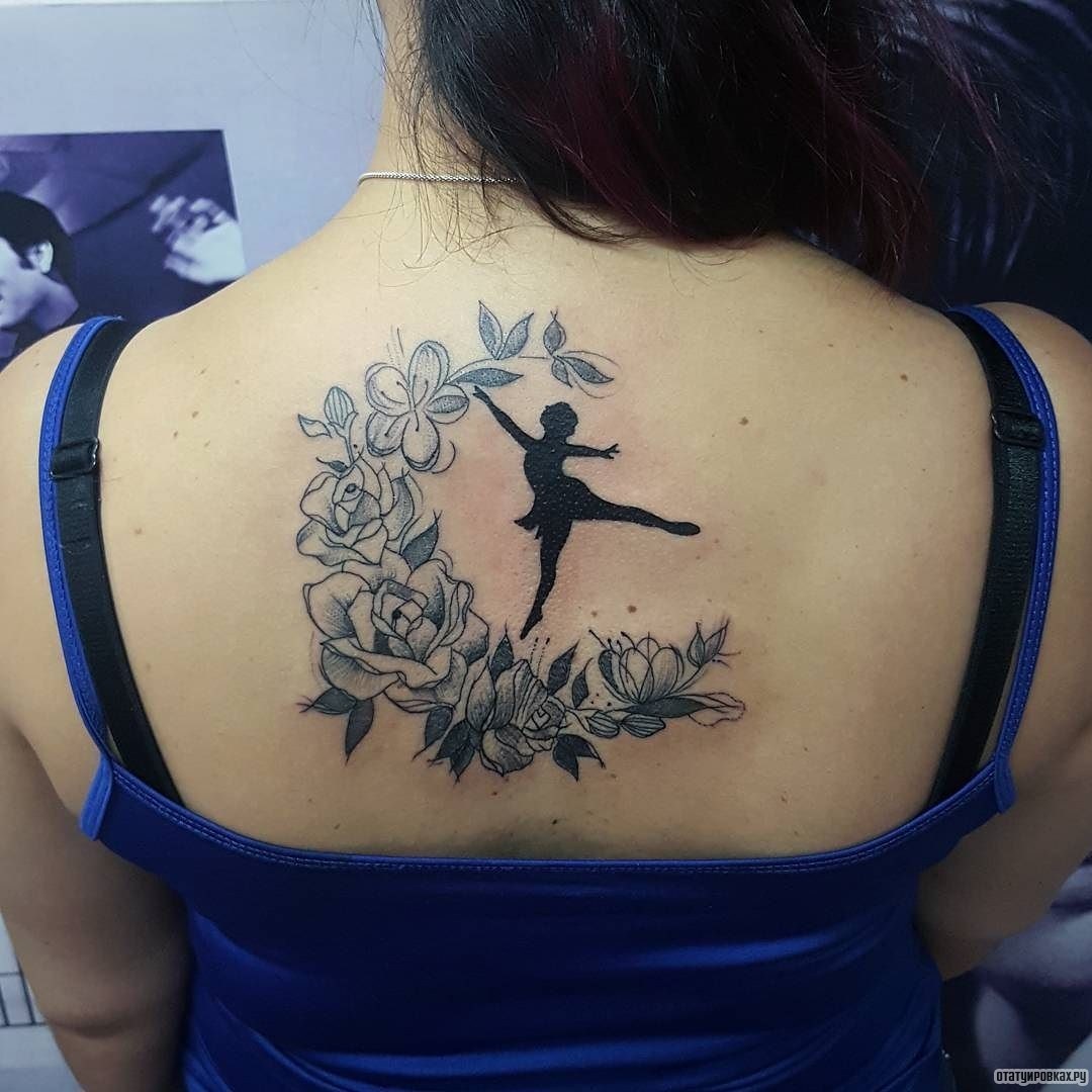 Фотография татуировки под названием «Балерина в луне из цветов»