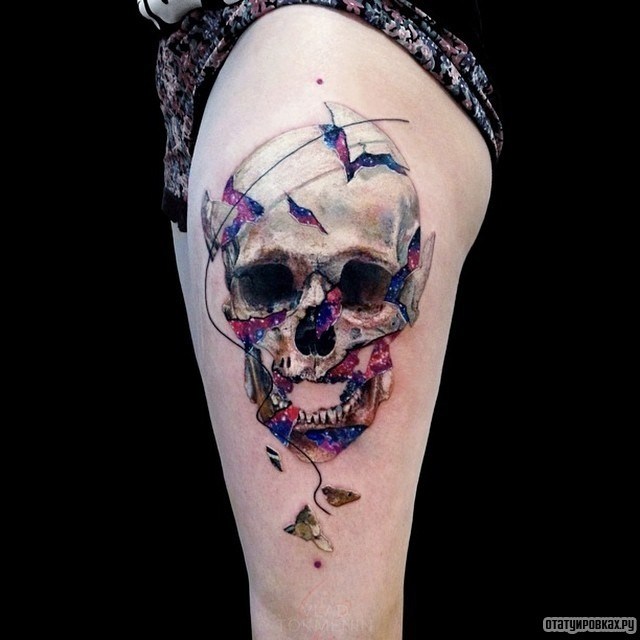 Фотография татуировки под названием «Череп с фиолетовыми оттенками»