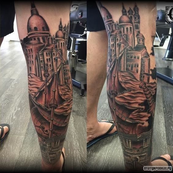 Фотография татуировки под названием «Пиратский корабль на фоне города»