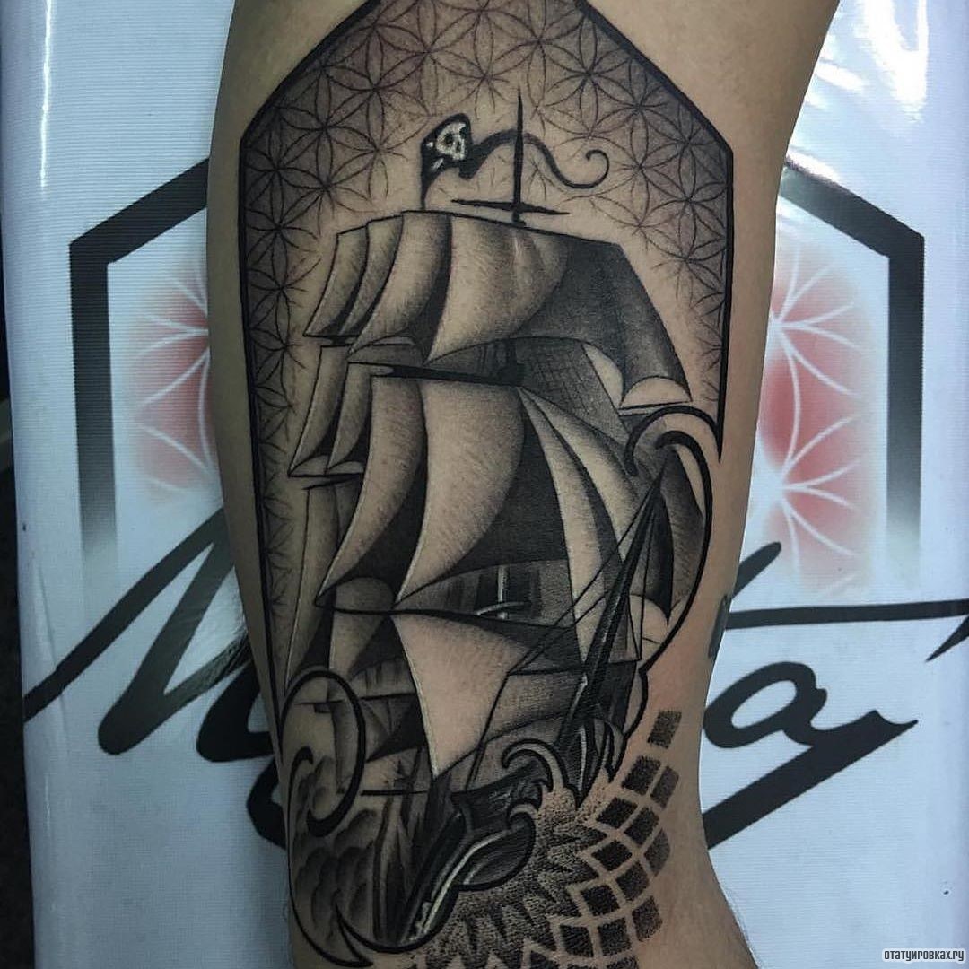 Фотография татуировки под названием «Корабль и волны»