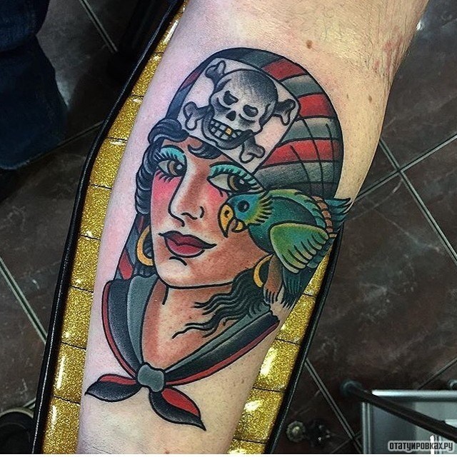 Фотография татуировки под названием «Девушка - пират с попугаем»