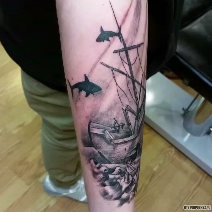 Фотография татуировки под названием «Разбитый корабль с акулами»