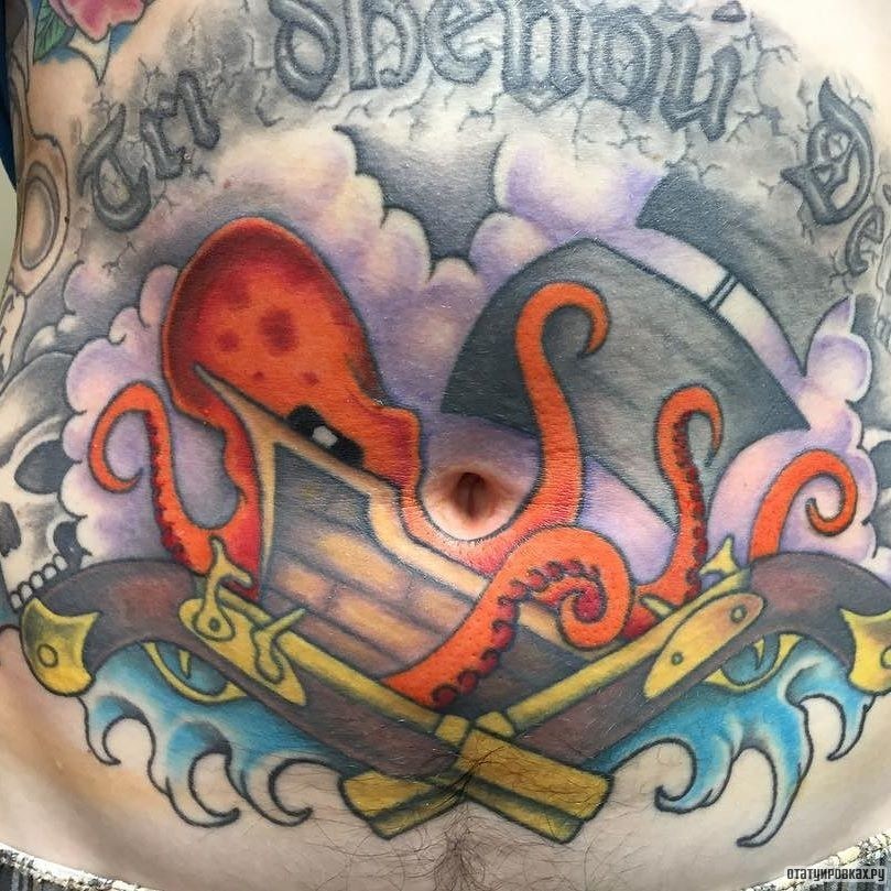 Фотография татуировки под названием «Корабль, пистолеты, осьминог»