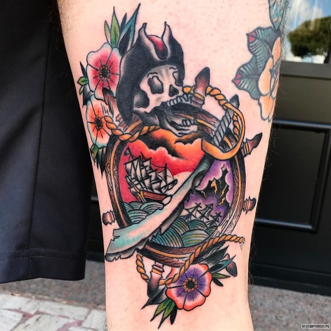 Фотография татуировки под названием «Пират, штурвал, корабль, цветы»