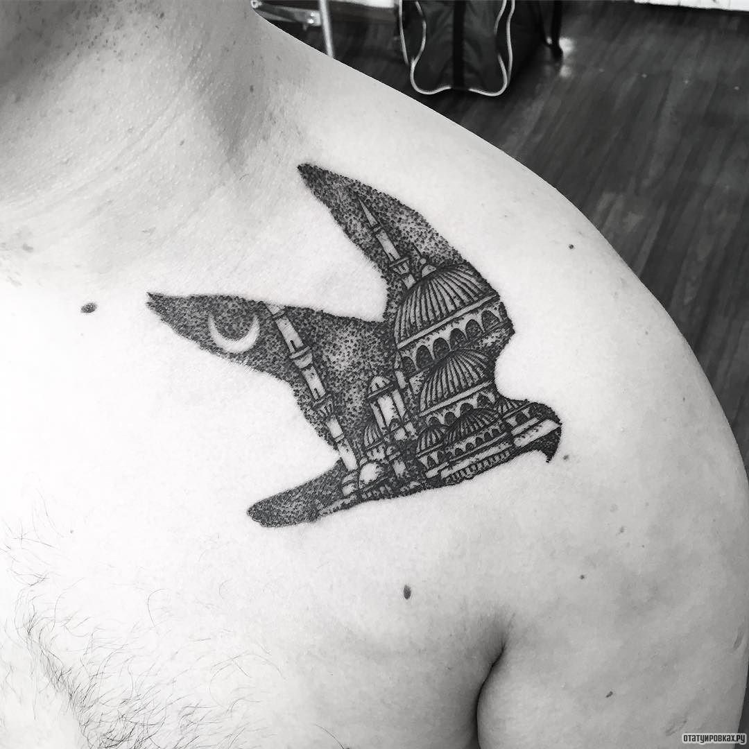 Фотография татуировки под названием «Птица с мечетью на ее фоне»