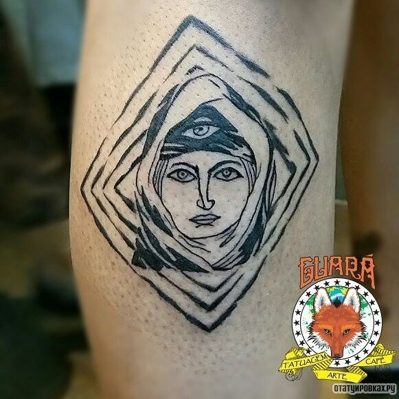 Фотография татуировки под названием «Женщина с глазом на лбу»