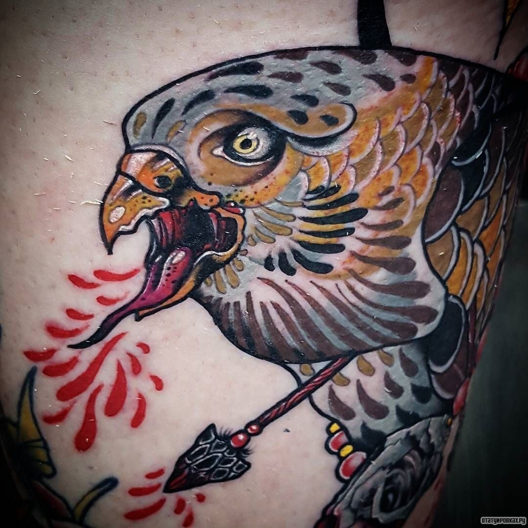 Фотография татуировки под названием «Сокол со стрелой в теле»