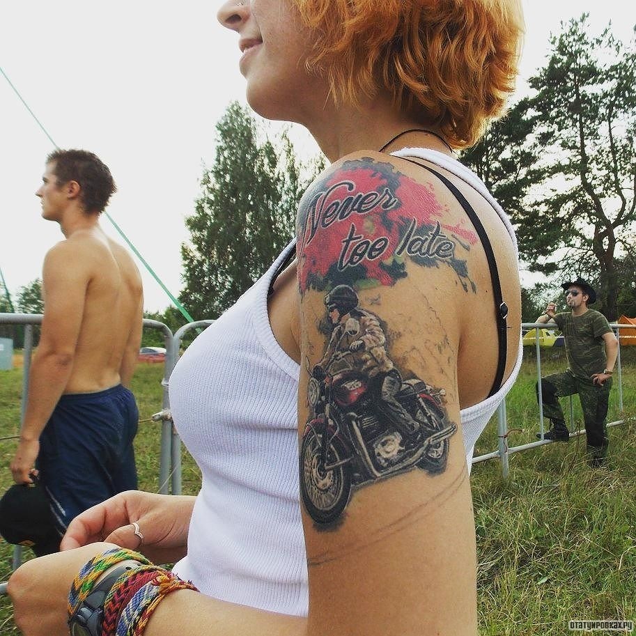 Фотография татуировки под названием «Мотоциклист с надписью»