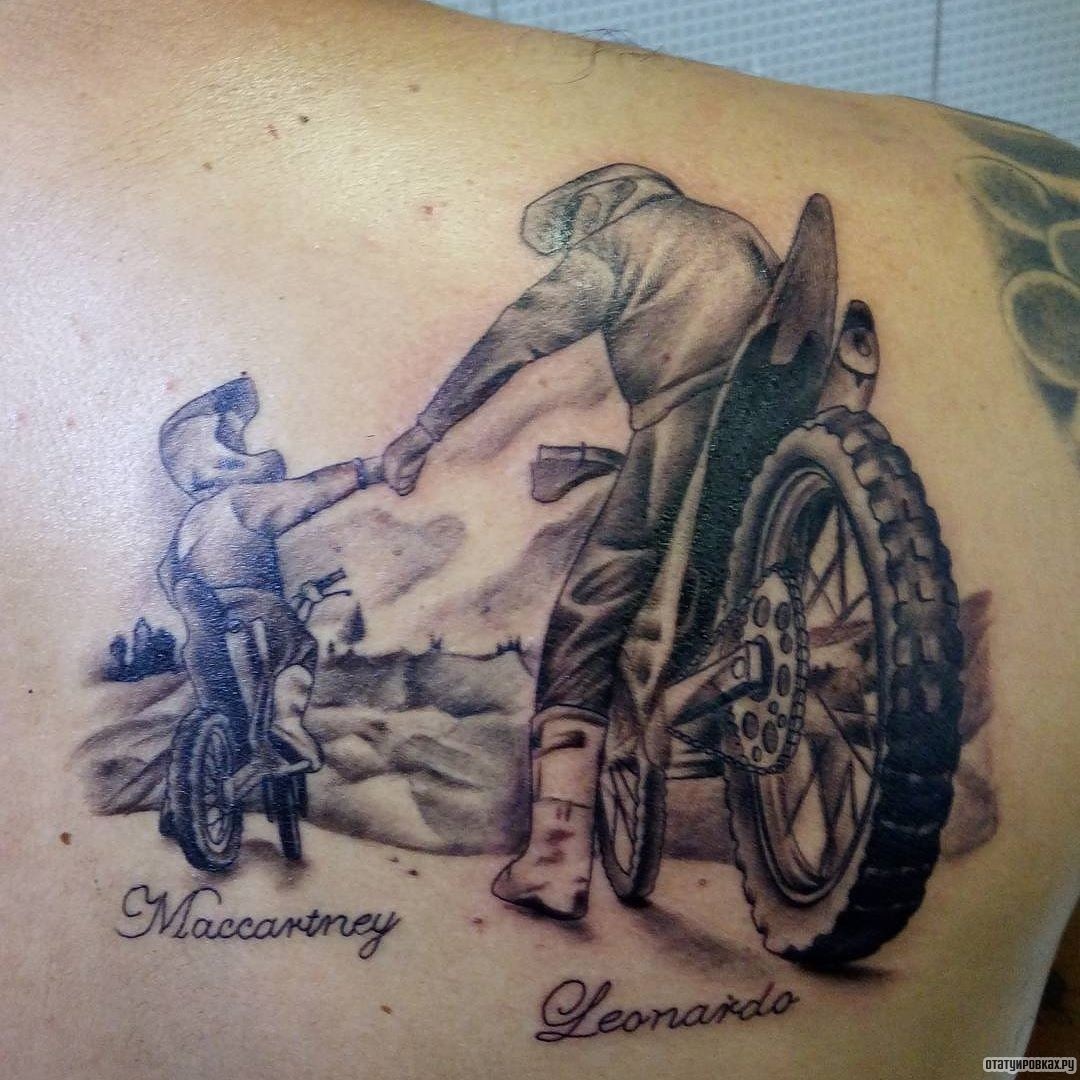 Фотография татуировки под названием «Мотоциклист с сыном»