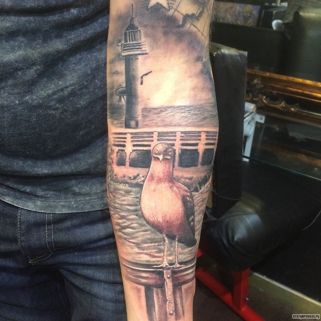 Фотография татуировки под названием «Маяк с чайкой»