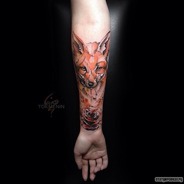 Фотография татуировки под названием «Оранжевая лиса с розой»