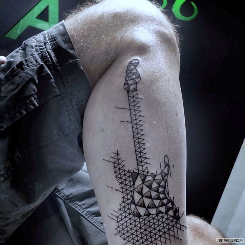 Фотография татуировки под названием «Гитара из линий узора»