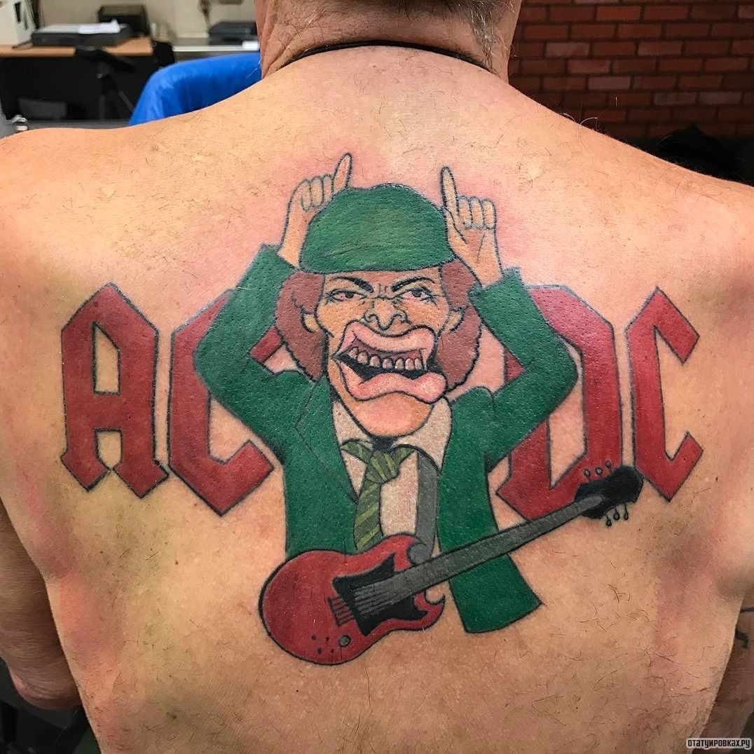 Фотография татуировки под названием «Зеленый человек с гитарой»