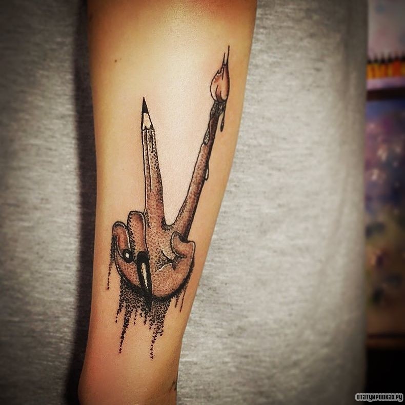 Фотография татуировки под названием «Пальцы в виде карандаша и свечки»