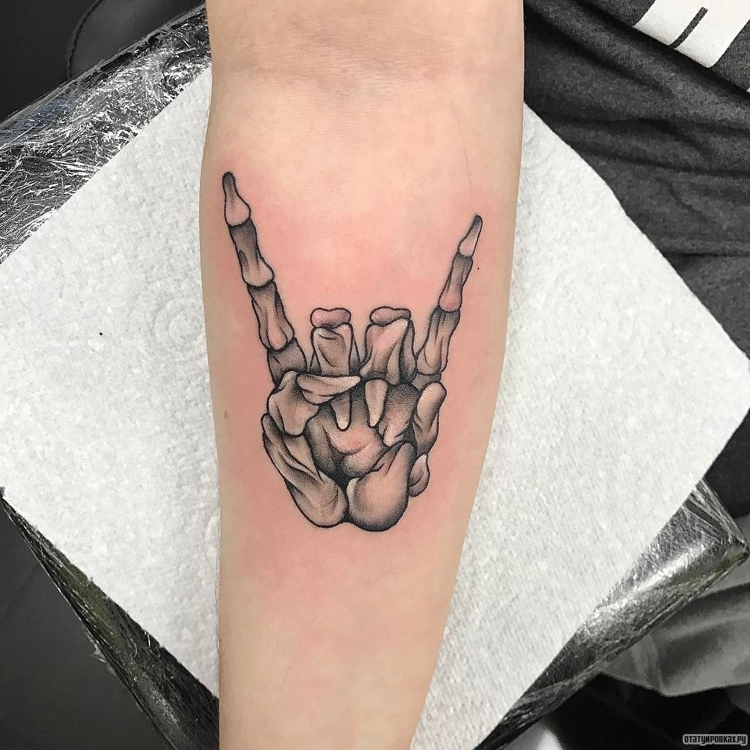 Фотография татуировки под названием «Пальцы скелета веером»