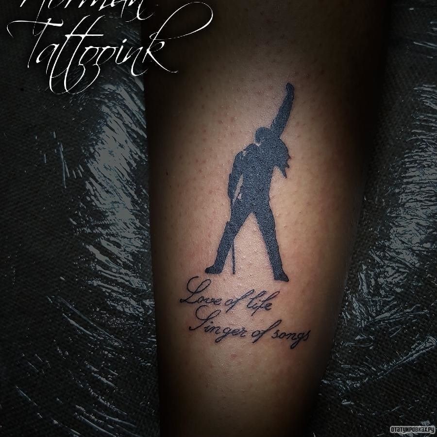 Фотография татуировки под названием «Черный человек и надпись»