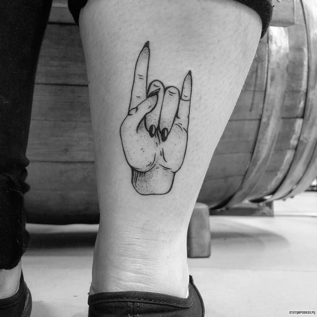 Фотография татуировки под названием «Рок рука»