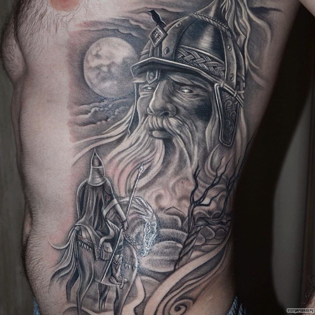 Фотография татуировки под названием «Богатырь на фоне луны»