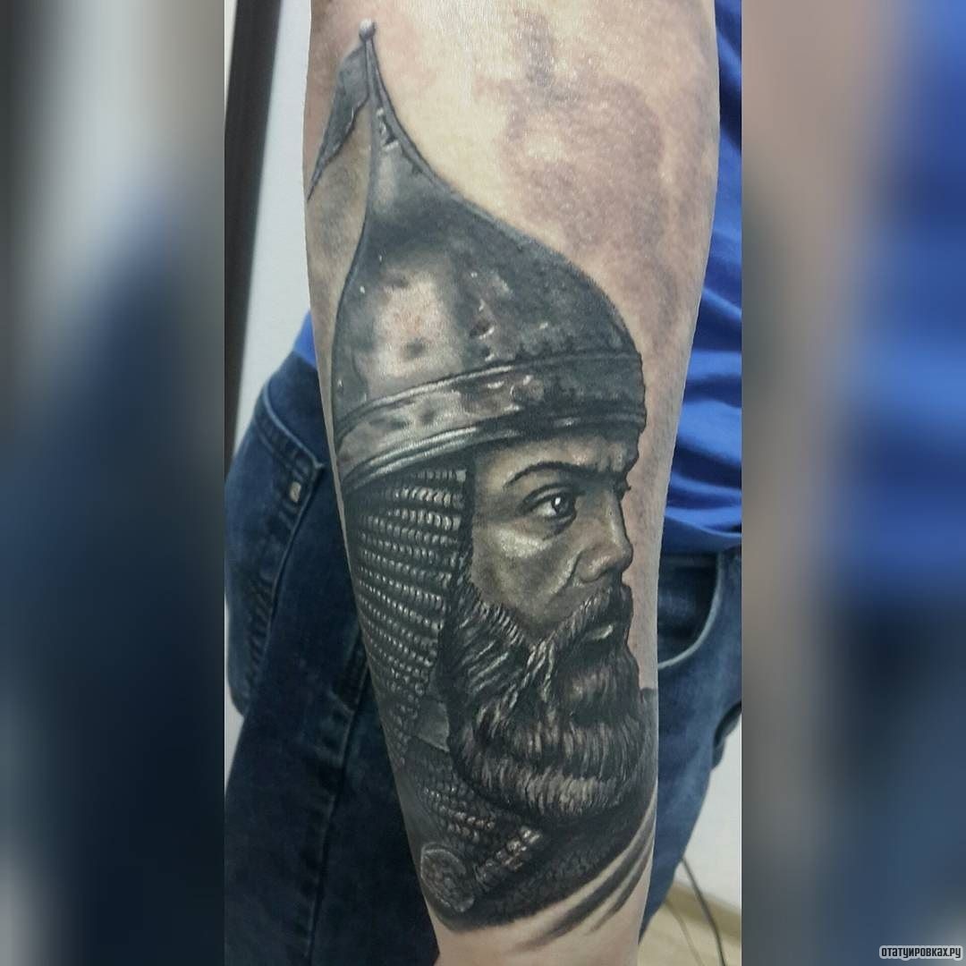 Фотография татуировки под названием «Богатырь в шлеме»
