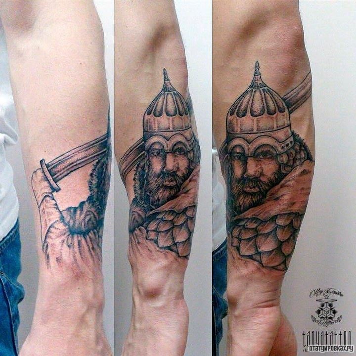 Фотография татуировки под названием «Богатырь размахивает мечом»