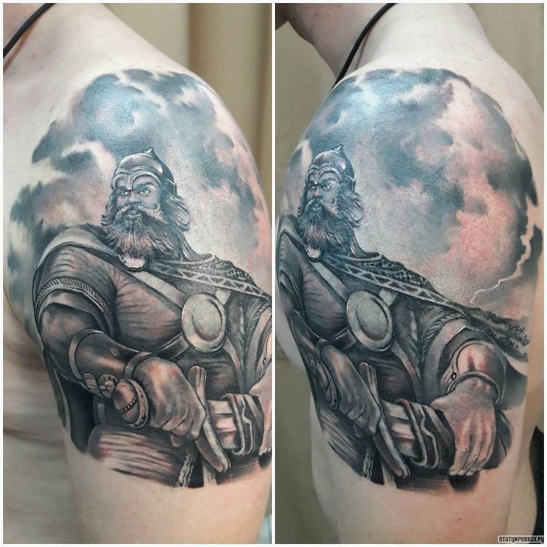 Фотография татуировки под названием «Богатырь на фоне неба»
