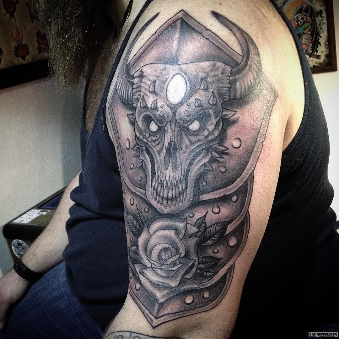 Фотография татуировки под названием «Латы с розой и черепом животного»