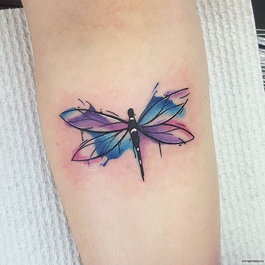 Фотография татуировки под названием «Стрекоза с разноцветными крыльями»