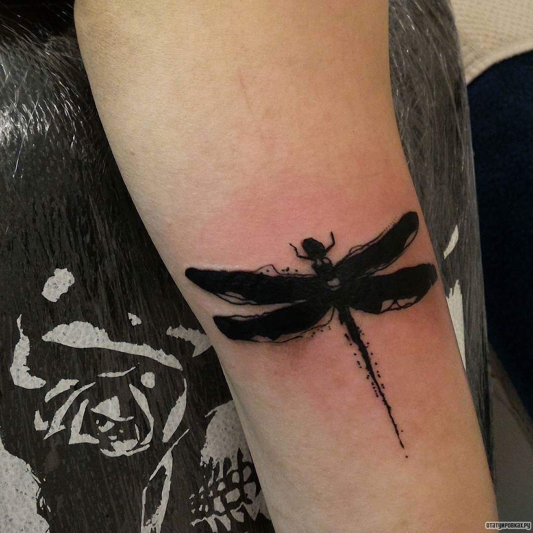 Фотография татуировки под названием «Черная стрекоза»