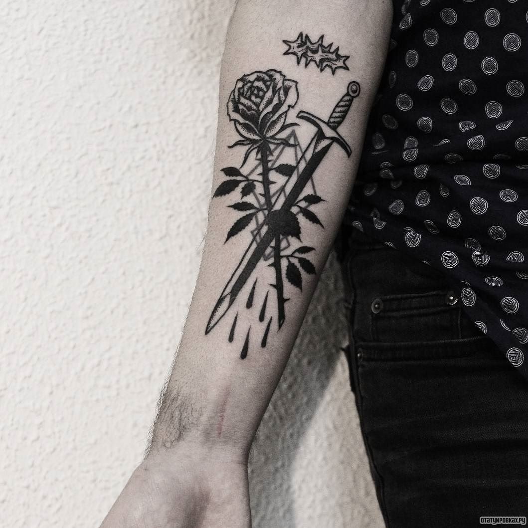 Фотография татуировки под названием «Меч с розой»