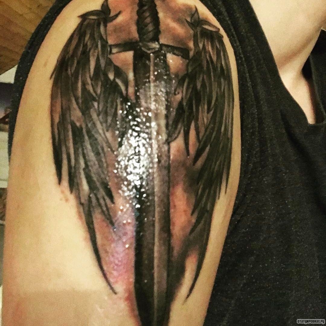 Фотография татуировки под названием «Мечи крылья»
