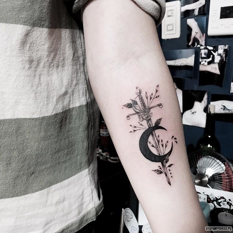 Фотография татуировки под названием «Меч и месяц»