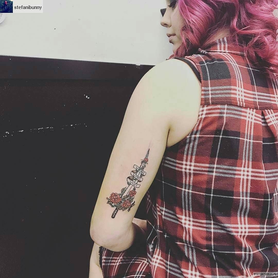 Фотография татуировки под названием «Меч с розами и лентой»
