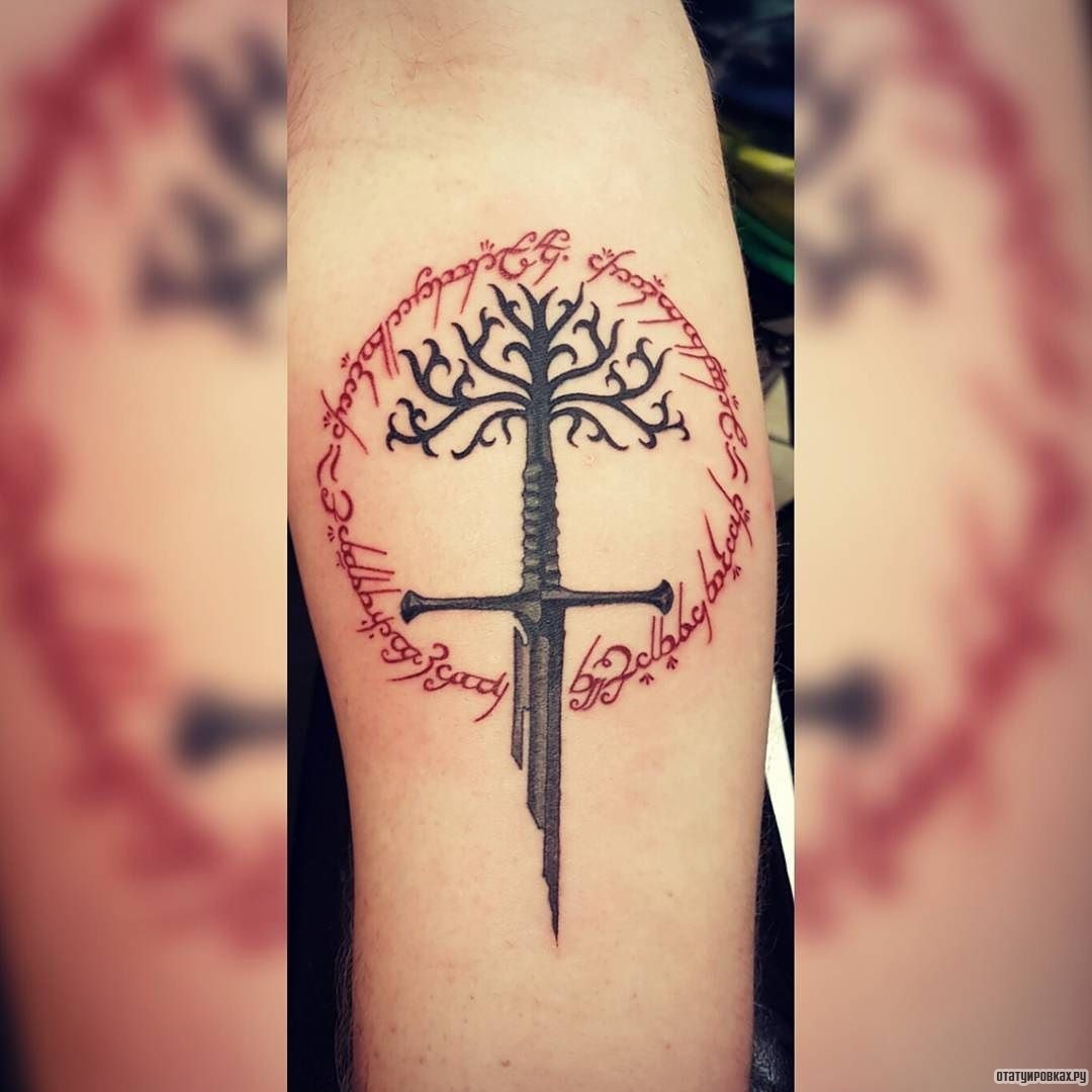 Фотография татуировки под названием «Меч, дерево и надписи»