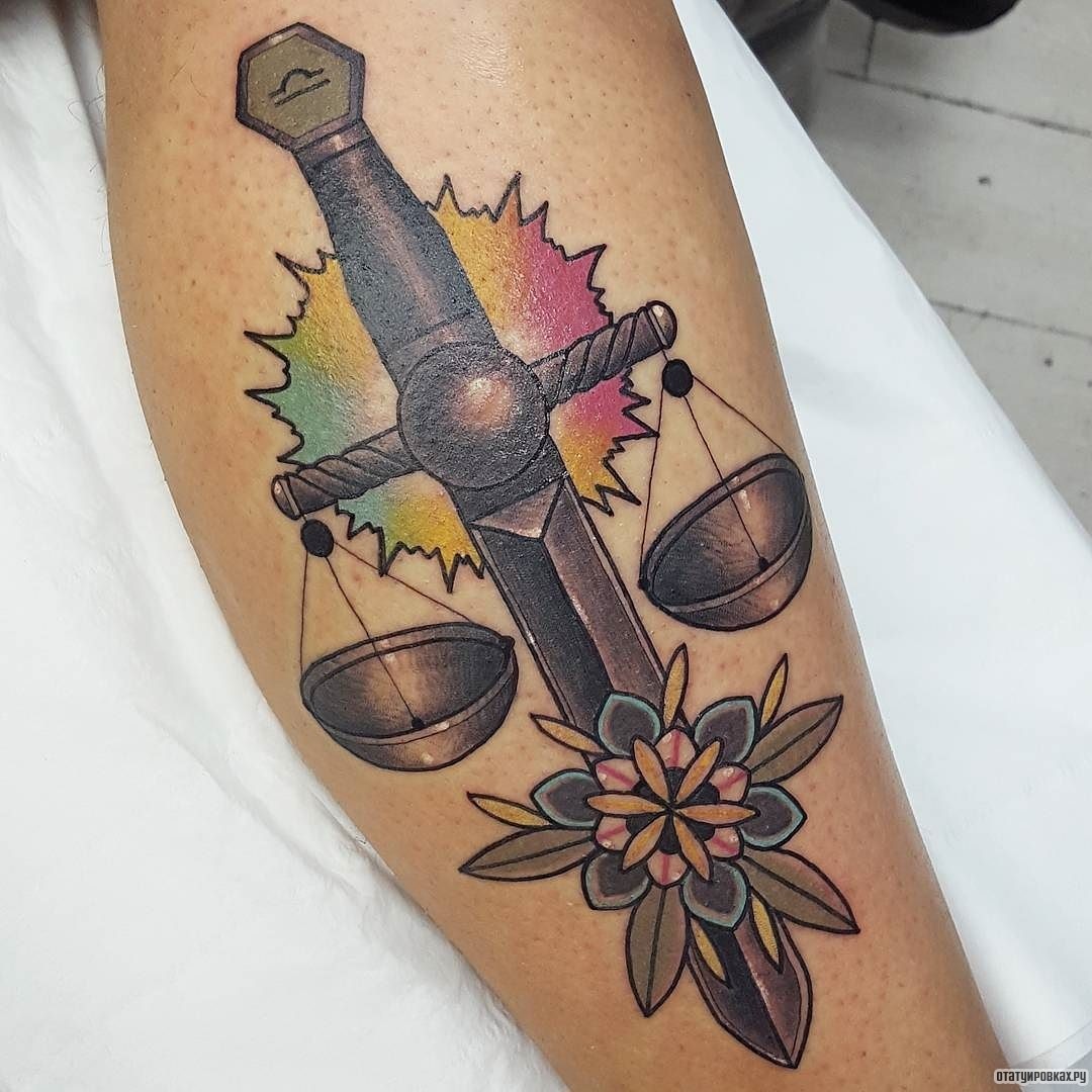 Фотография татуировки под названием «Меч с цветами и весами»