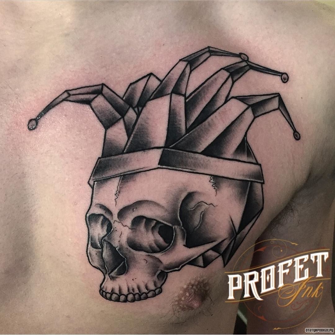 Фотография татуировки под названием «Череп скелета в шапке шута»