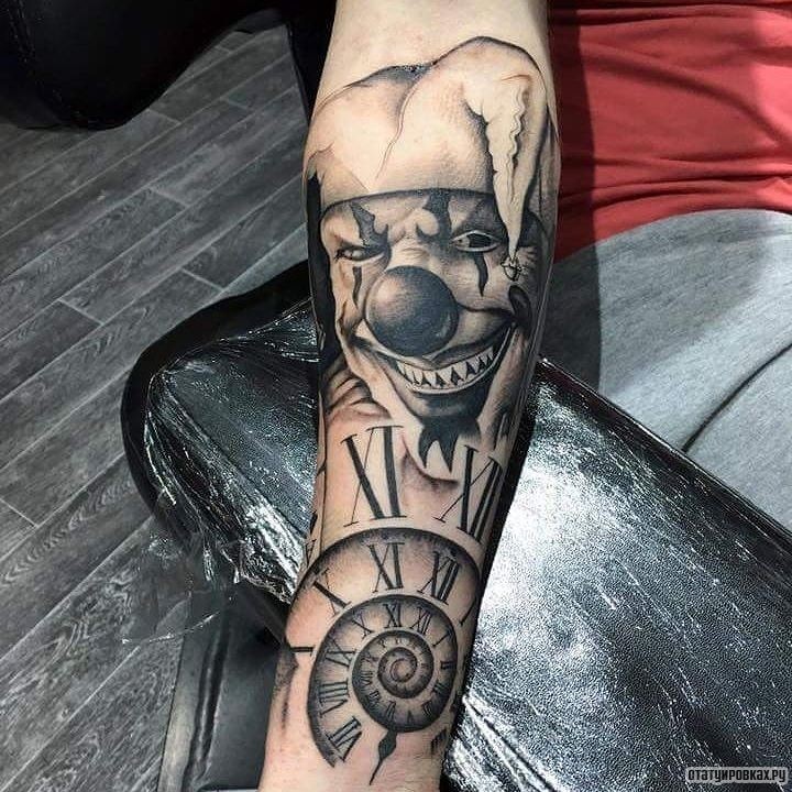 Фотография татуировки под названием «Улыбающийся шут с часами»