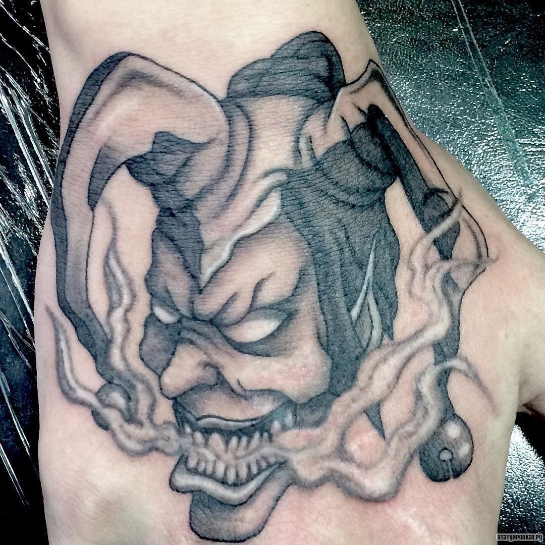 Фотография татуировки под названием «Шут с дымом изо рта»