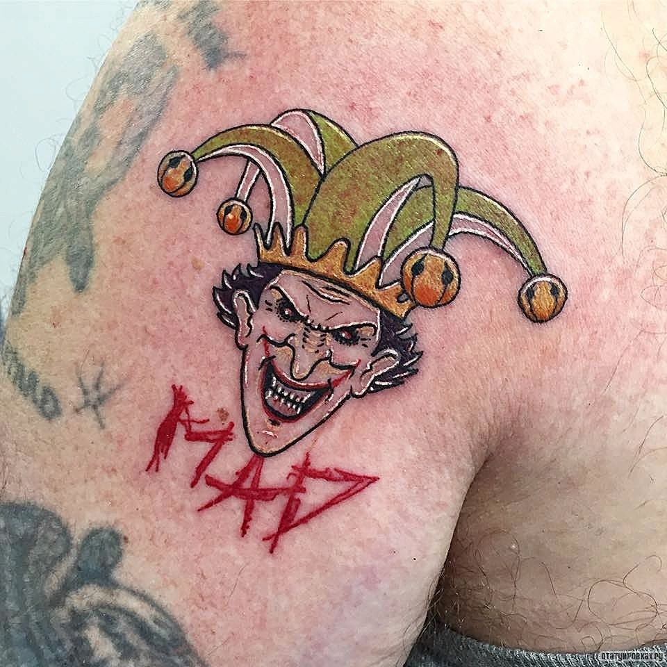 Фотография татуировки под названием «Шут и надпись mad»