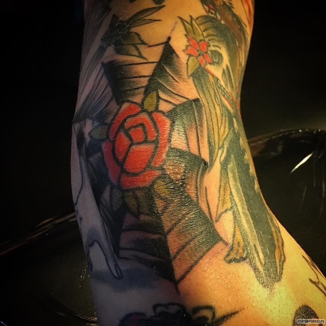 Фотография татуировки под названием «Паутина с розой»