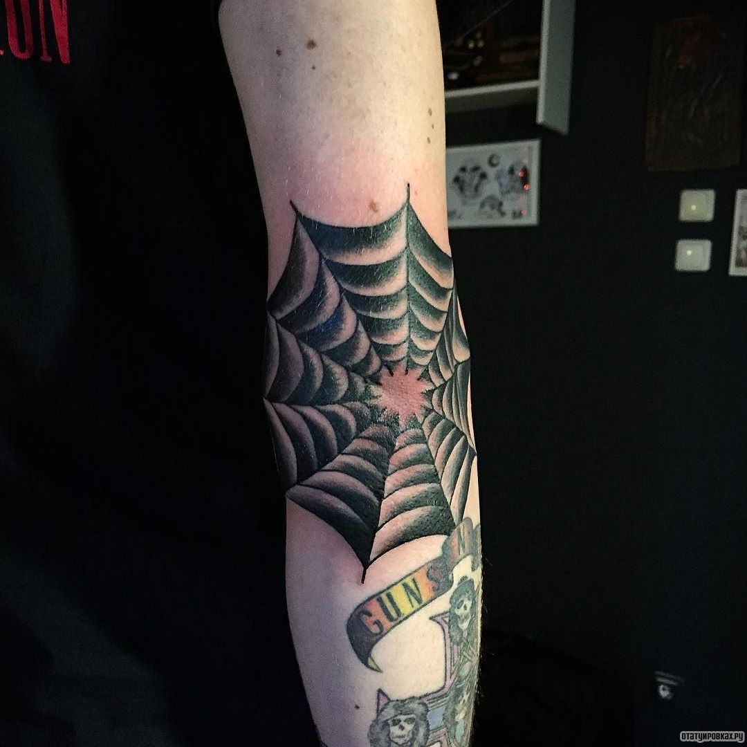 Фотография татуировки под названием «Черная паутина»