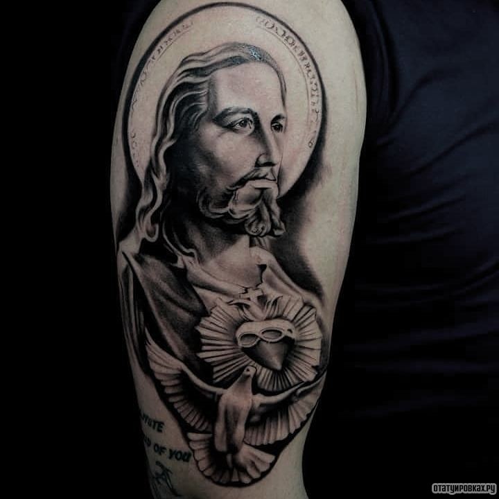 Фотография татуировки под названием «Иисус, сердце и голубь»