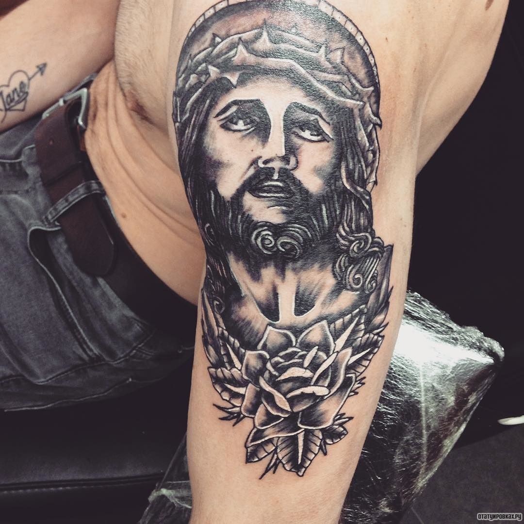 Фотография татуировки под названием «Иисус с розой чб»