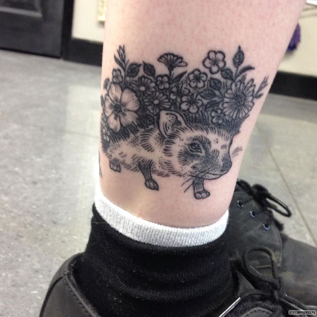 Фотография татуировки под названием «Еж и цветы»