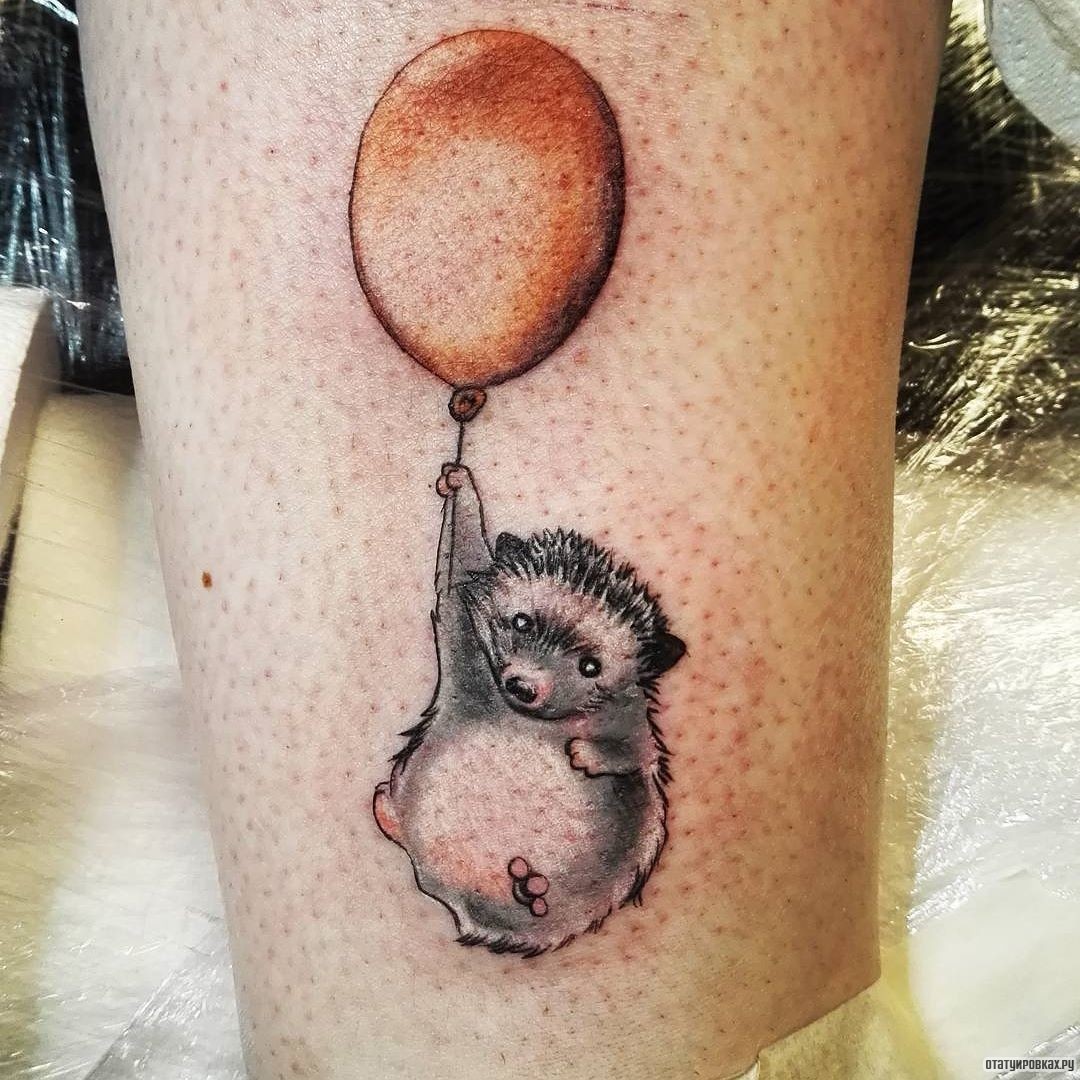 Фотография татуировки под названием «Еж на коричневом шаре»