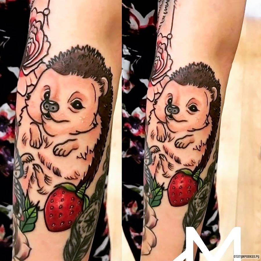 Фотография татуировки под названием «Еж и клубника»