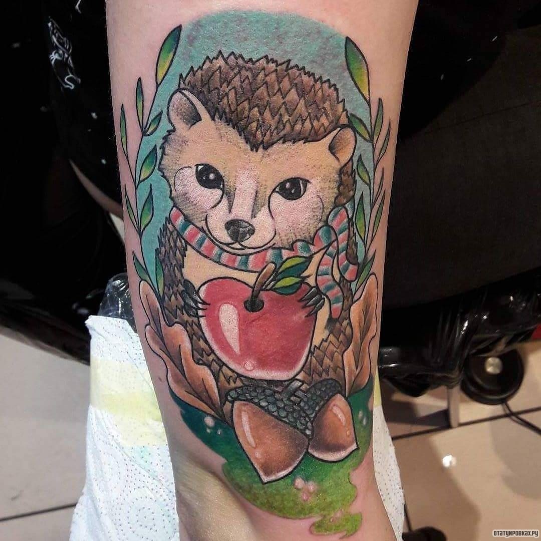 Фотография татуировки под названием «Еж с яблоком в руках и желудями»