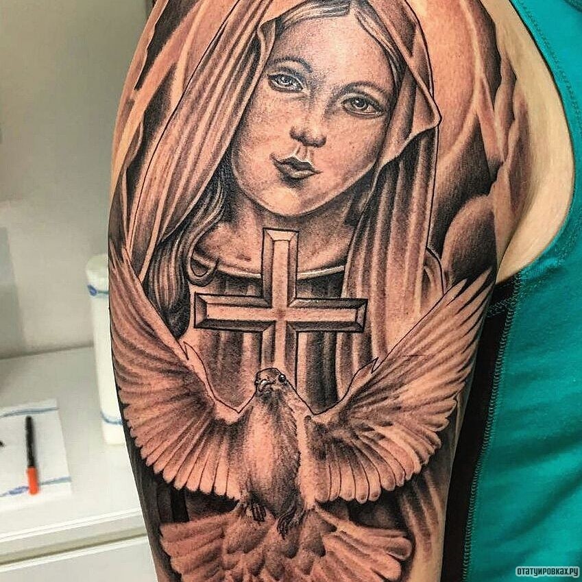 Фотография татуировки под названием «Монашка, крест и голубь»