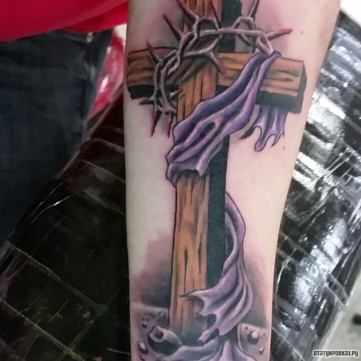 Фотография татуировки под названием «Крест и колючей проволокой»