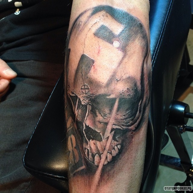 Фотография татуировки под названием «Нацистский крест и череп»