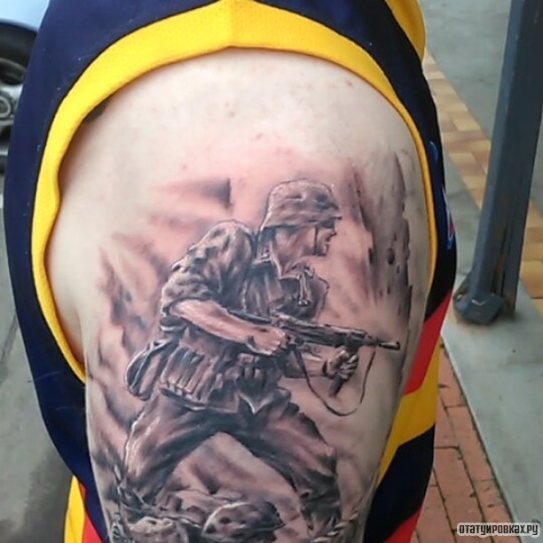 Фотография татуировки под названием «Солдат на поле боя»